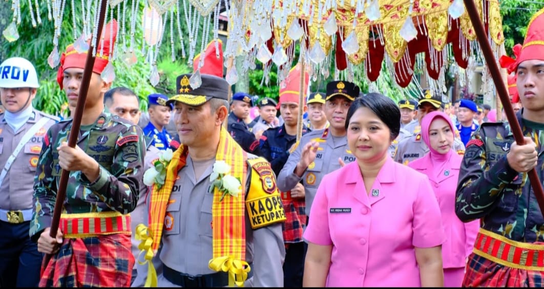 Tradisi Angngaru dan Tarian Padduppa, Sambut Kapolda Sulsel yang Baru Irjen Pol Rusdi Hartono