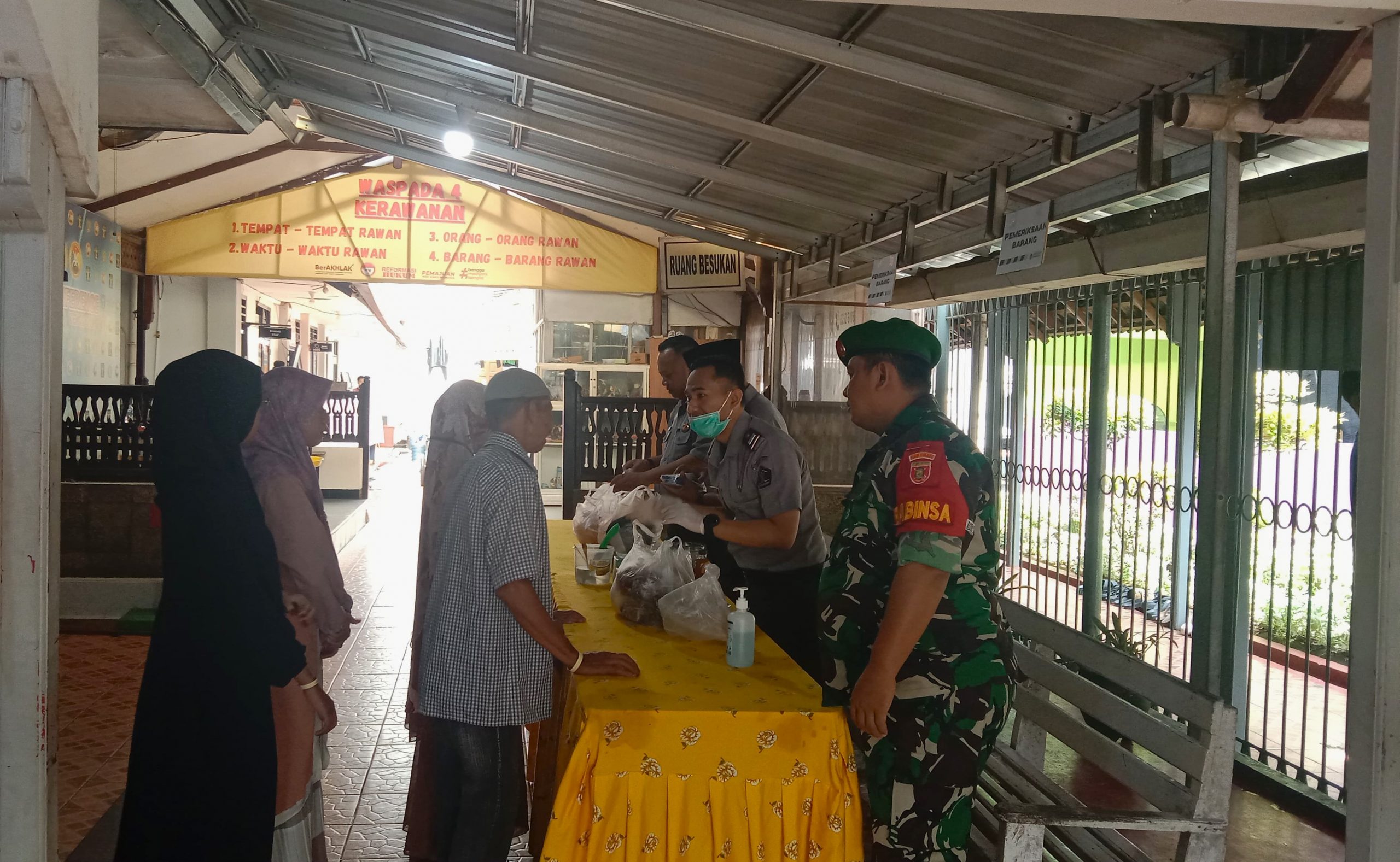 Babinsa Loa Ipuh Lakukan Pengamanan Di Lapas II A Pastikan Wilayah Binaan Aman