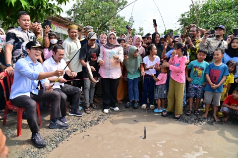 Respon Cepat Bupati Egi Turun Langsung Tinjau Kondisi Jalan Rusak, Pancing Lelenya Tutup Lubangnya