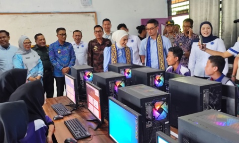 Anggota DPR RI, Putri Zulhas Serahkan Bantuan 30 Unit Komputer ke Yayasan Pendidikan Al-Mubarak Kecamatan Sidomulyo