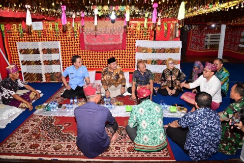 Bupati Egi dan Wakilnya Kunjung Rumah Adat Keratuan Darah Putih