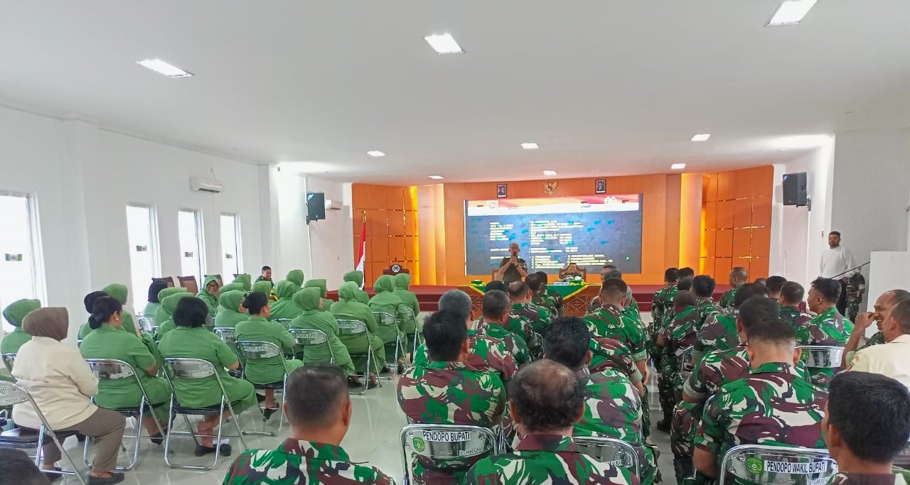 Prajurit, PNS, dan Persit Kodim 0906/Kkr Terima Penyuluhan Hukum dari Kumdam VI/Mlw