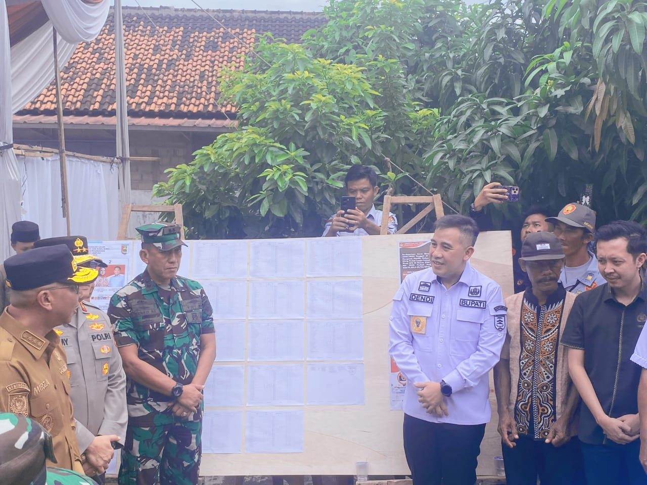 Pastikan Kelancaran PSU Di Pesawaran, Bupati Dampingi Gubernur Dan Wakil Gubernur Lampung Tinjau Pelaksanaan PSU Di Sejumlah TPS