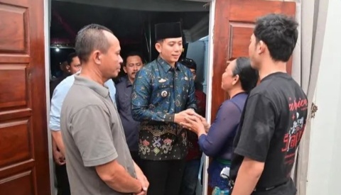 Bupati Lamsel Egi Kunjungi Rumah Duka Anggota DPRD, Sampaikan Belasungkawa dan Doa
