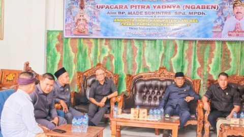 Wakil Ketua DPRD Lamsel dan Anggota Hadiri Upacara Ngaben Mendiang Made Sukintre