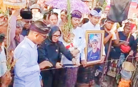 Ketua DPRD Lamsel ,Erma Yusneli Berikan Penghormatan Terakhir dalam Upacara Ngaben untuk Anggotanya