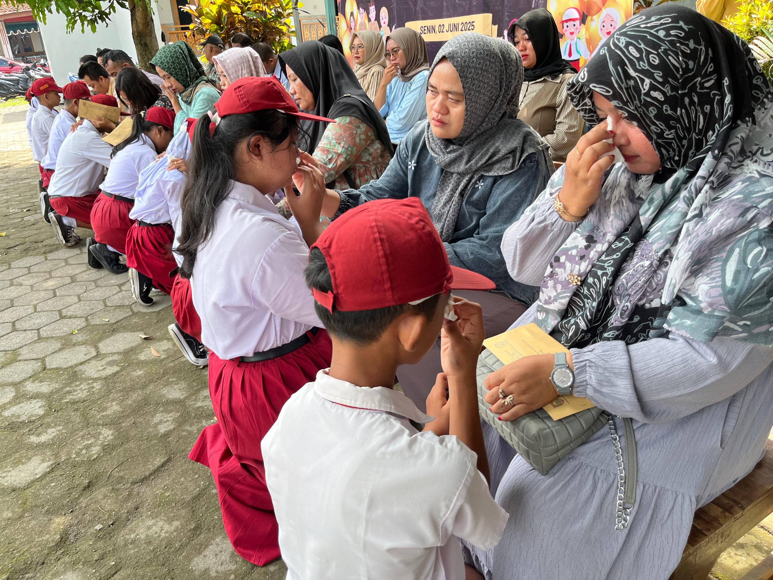 Momen Haru Mengiringi Pelepasan Siswa Kelas 6 SD Negeri Ngaru Aru 1, Ada Apa?