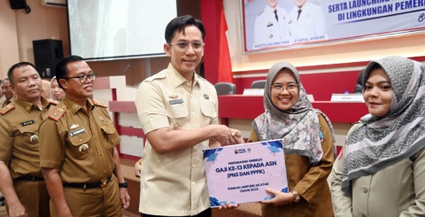 Bupati Egi Serahkan Gaji dan TPP 13 Secara Simbolis Kepada ASN Bentuk Apresiasi atas Dedikasi dan Kinerja