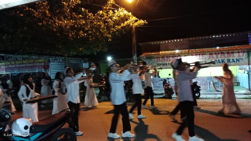 Gemerlap Obor dan Lampion Hiasi Malam Baamang, Warga Tumpah Ruah.