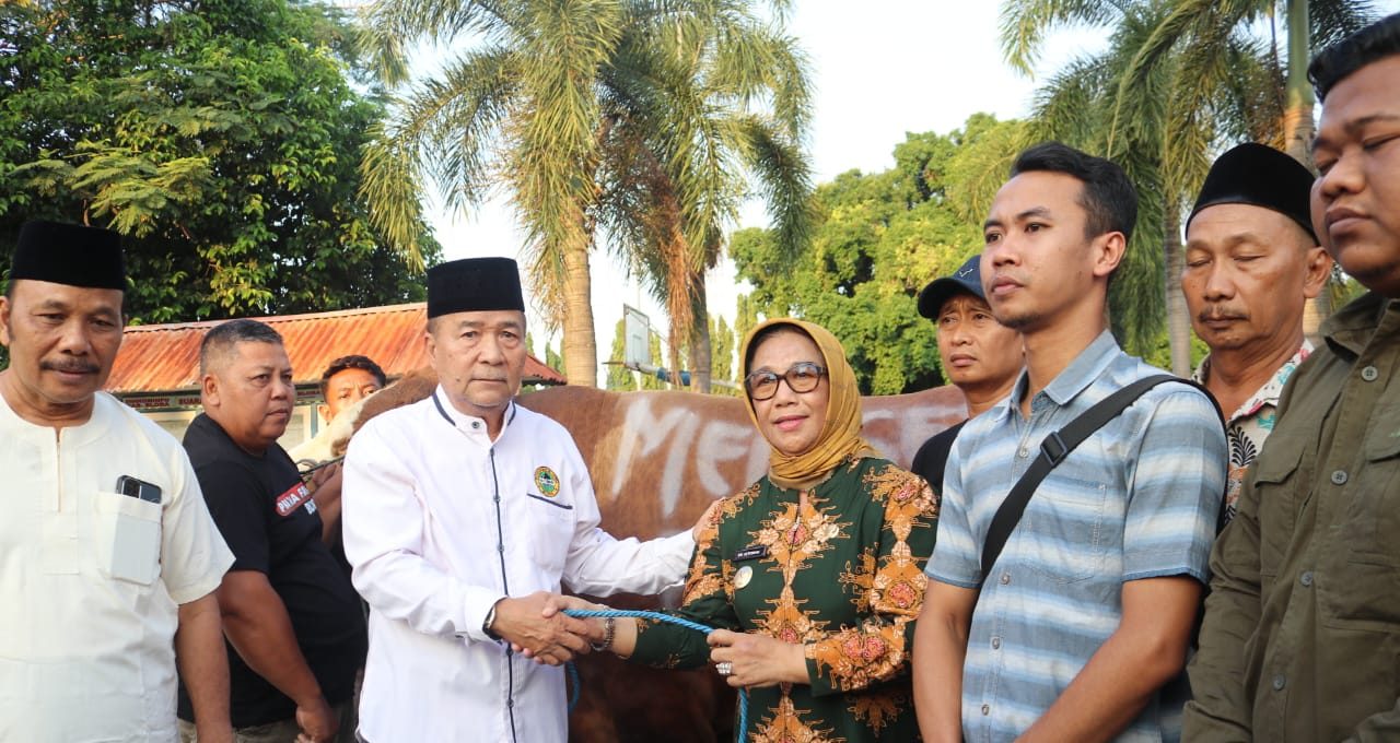 Presiden Prabowo dan Mensesneg Prasetyo Hadi Berikan Sapi Kurban untuk Masyarakat Blora