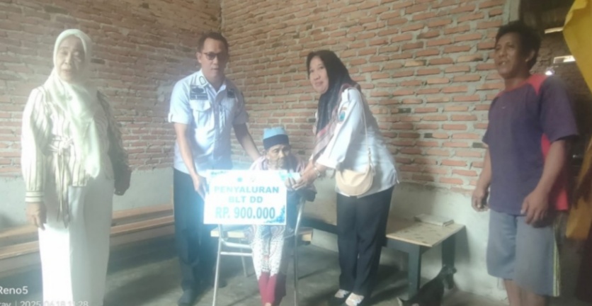Dor To Dor Pemerintah Desa Karang Sari Salurkan BLT-DD Tahap II Kepada 13 KPM TA-2025