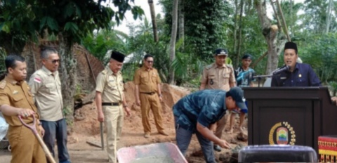 Anggota DPRD Lamsel, Dede Suhendar Apresiasi Kinerja Bupati dalam Program Bedah Rumah untuk Warga Miskin
