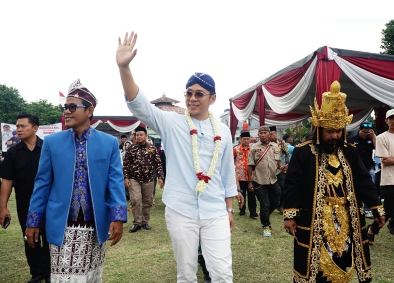 Terbang Dari Jakarta Demi Budaya, Bupati Egi Hadiri Pawai Budaya Fajar Baru