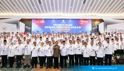 Bupati Lamsel, Egi di Kukuhkan Sebagai Bendum APKASI