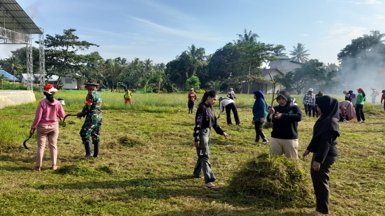Babinsa Kerta Buana Bersama Warga Kompak Gotong Royong Bersihkan Lapangan Bola