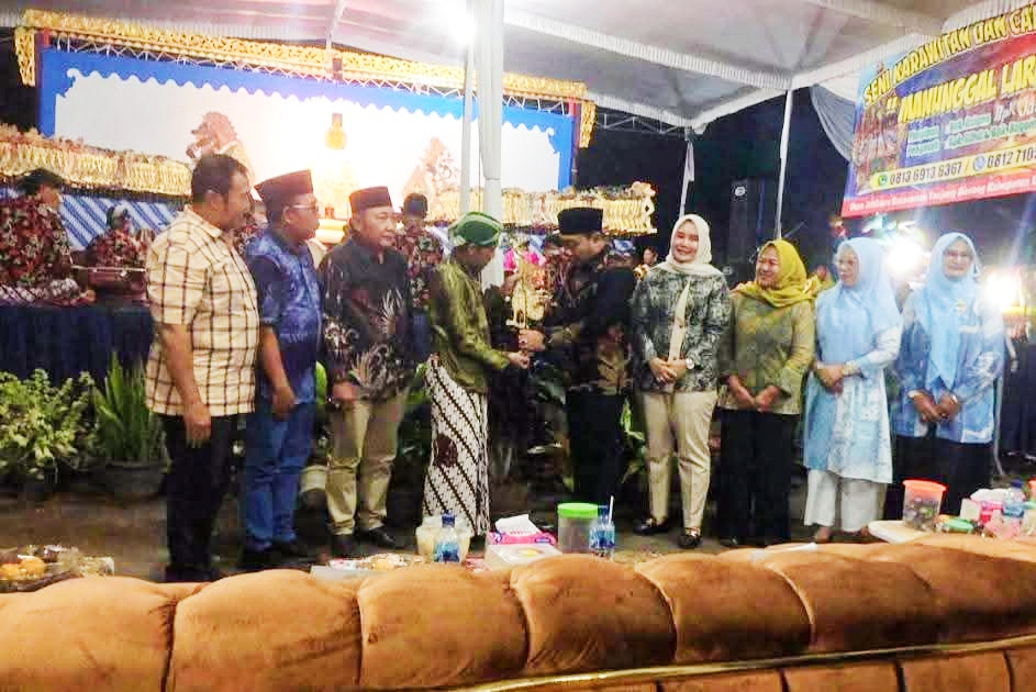 Anggota DPRD Fraksi Gerindra, Dwi Riyanto Dampingi Wakil Bupati Hadiri Bersih Desa dan Pagelaran Wayang Kulit di Dua Desa