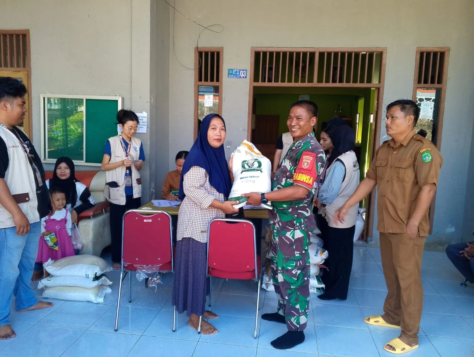 Babinsa Kerta Buana Dampingi Penyaluran Bantuan Beras kepada Warga Agar Tepat Sasaran