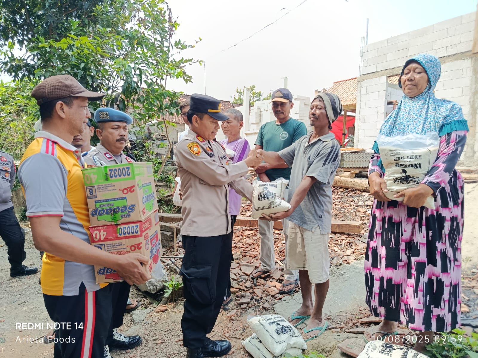 Polsek Tunjungan Salurkan Bantuan Sembako untuk Korban Kebakaran