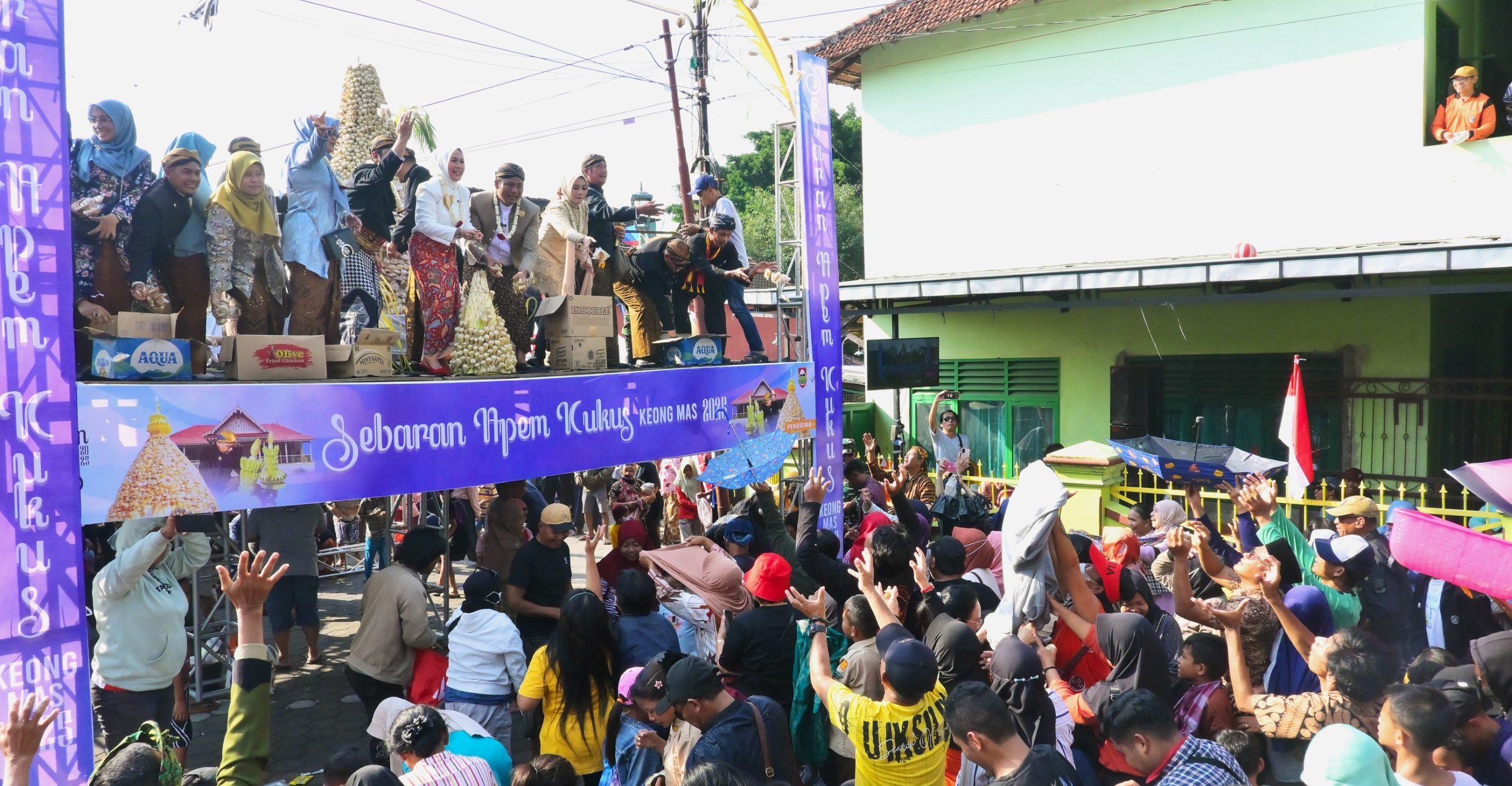 Ribuan Warga Ngalab Berkah Ritual Sebaran Apem Kukus Keong Mas di Pengging Boyolali