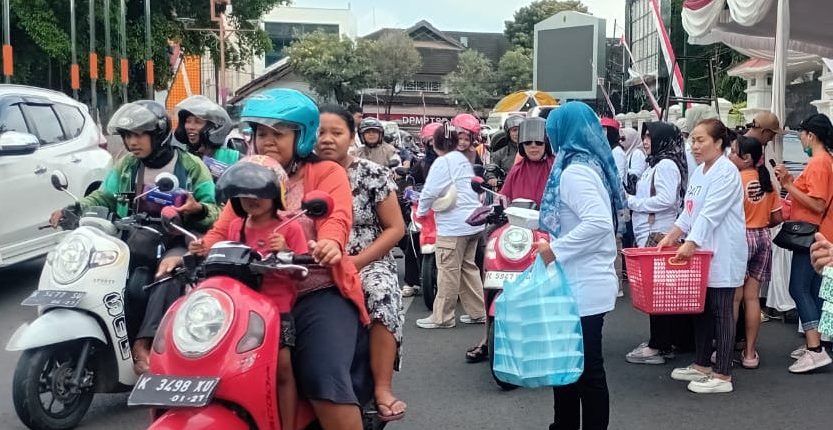 1.000 Nasi Kotak untuk Pati Damai: Emak-emak Turun ke Jalan Ajak Warga Bersatu