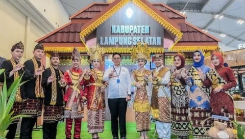 Lamsel Raih Penghargaan Stand Terbaik di Ajang Apkasi Otonomi Expo 2025