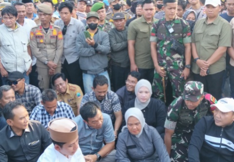 Ketua DPRD Bersama Bupati, Wakil Bupati Kapolres dan Dandim Temui Pendemo