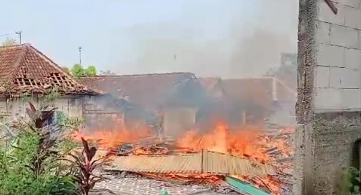 Rumah Kayu Jati di Blora Ludes Terbakar Saat Pemilik Berada di Sawah