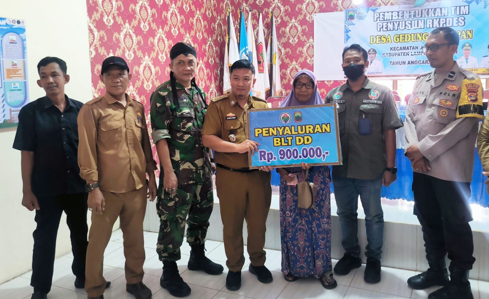 Pemerintah Desa Gedung Harapan Salurkan BLT-DD Tahap III Tahun 2025