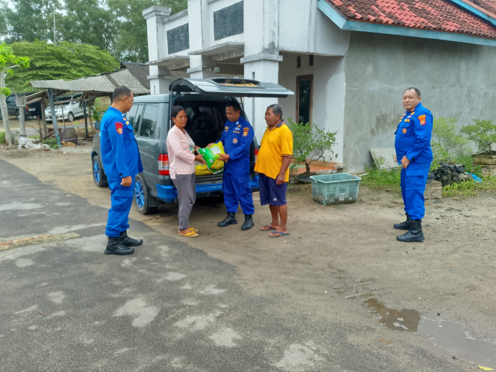 Sat Polair Polres Lampung Selatan Salurkan Beras SPHP Kepada Nelayan
