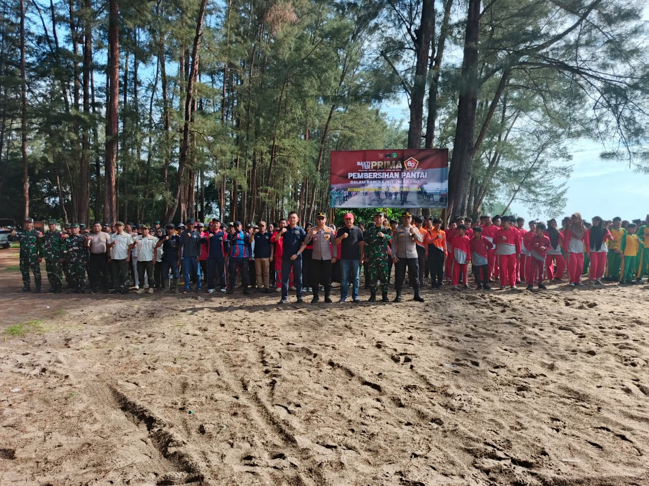 Peringati HUT TNI Ke-80, Koramil  Samboja Gelar Aksi Bersih-Bersih Pantai