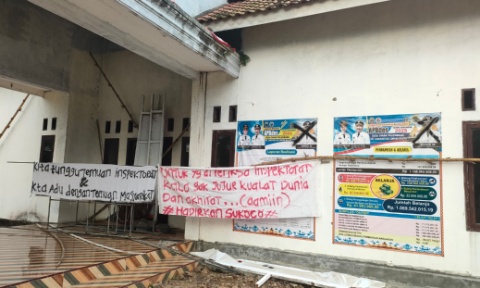 Kekecewaan Memuncak, Warga Sinar Palembang Segel Kantor Desa dengan Kayu
