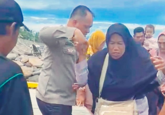 Mantap ! Gerak Cepat Babinkamtibmas Evakuasi Penumpang KMP Di Dermaga Canti Yang Alami Kerusakan Pada Mesin Kapal