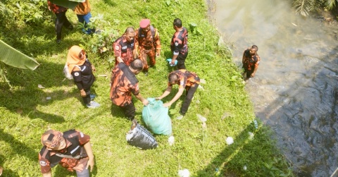 Wujud Nyata Kepedulian terhadap Lingkungan, di Hari Jadinya Yang Ke-66 Pemuda Pancasila Bersih-Bersih Sungai