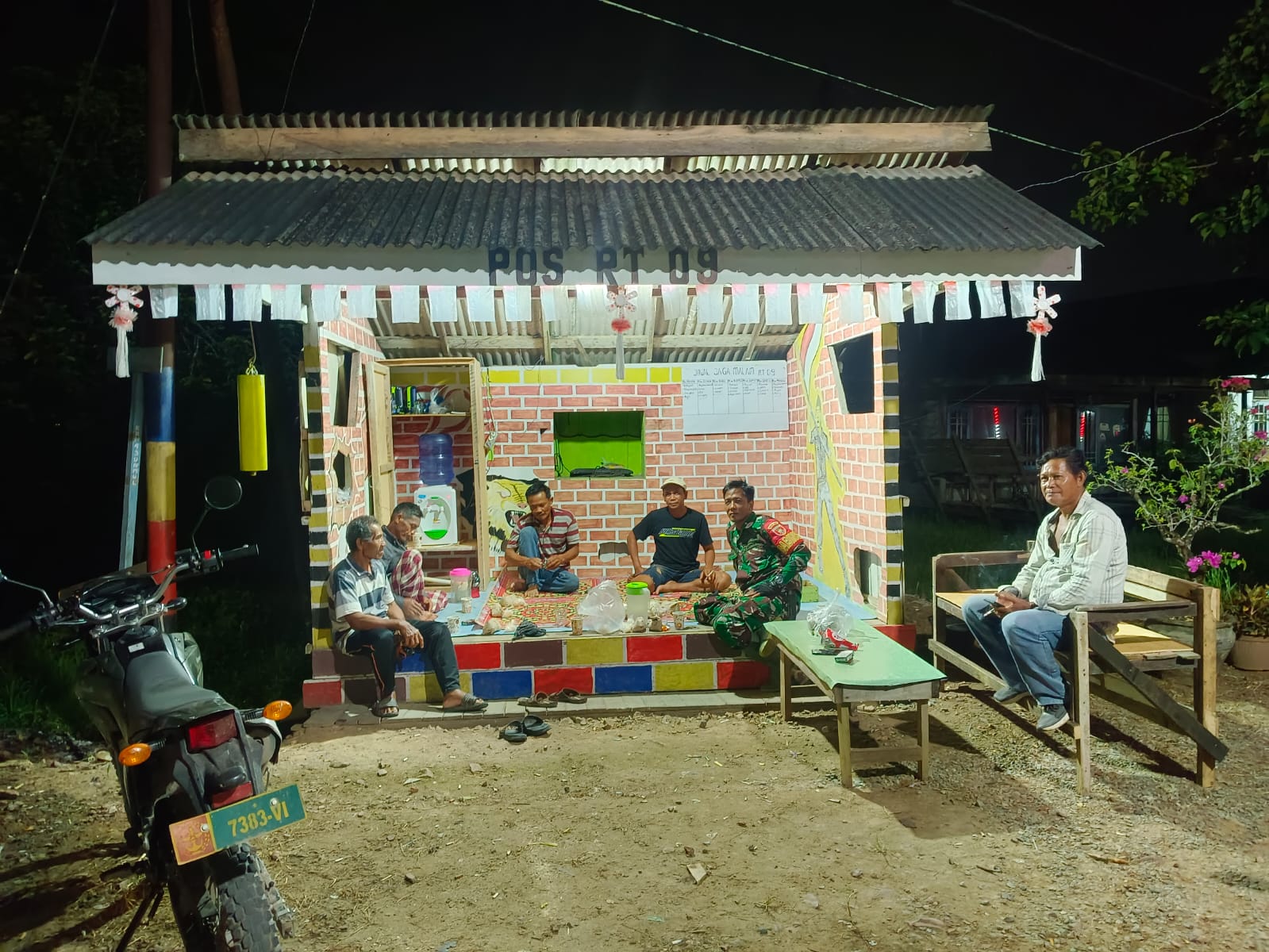 Wujudkan Kemanunggalan TNI Dan Rakyat, Babinsa Bersama Warga Kompak Jaga Kamtibmas Dengan Melakukan Pos Ronda