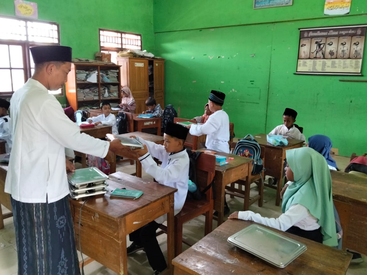 Program MBG Distribusikan ke SDN 1 dan SMPN 4 Satap Semanggi Kabupaten Blora