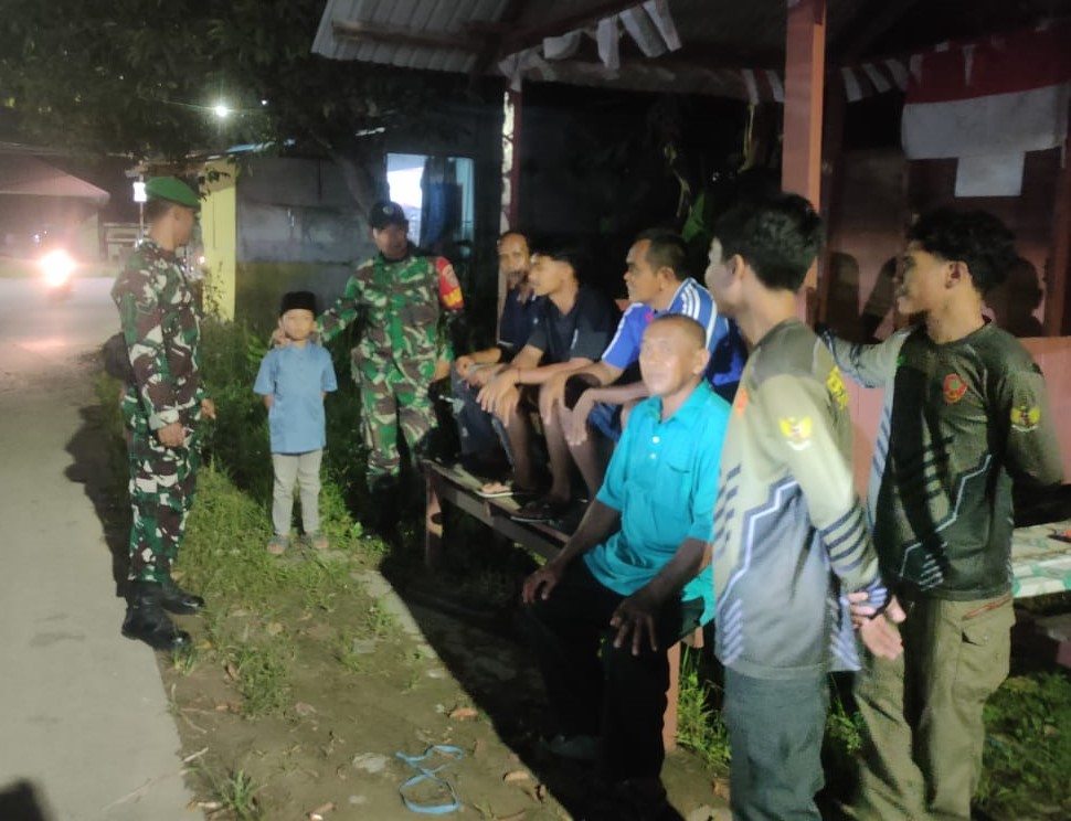 Patroli Malam Hari, Babinsa Bersama Warga Jaga Kamtibmas