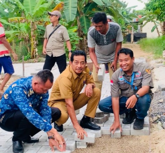Senyum Warga Masyarakat Rt 45 Dusun VB Sambut Pembangunan Jalan Paving Block Yang Dilaksanakan Pemerintah Desa Jatimulyo