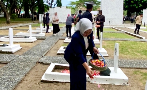 Usai Upacara Ketua DPRD Lamsel, Erma, Ziarah dan Tabur Bunga di Taman Makam Pahlawan