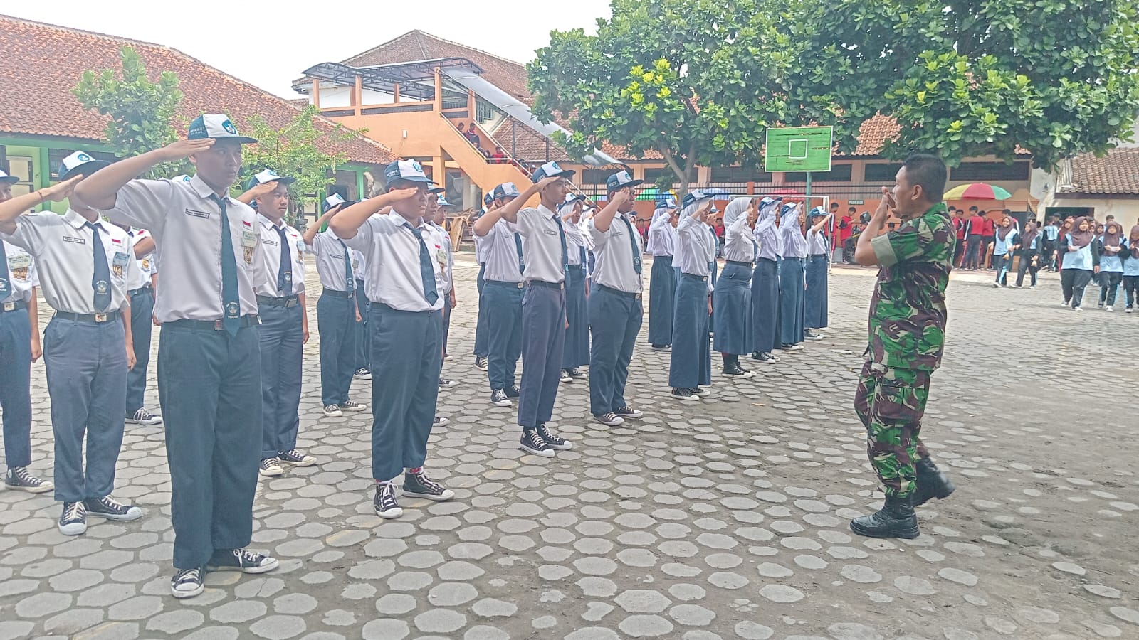 Cetak Calon Pemimpin Muda Berkarakter, TNI Latih Kepemimpinan Siswa SMPN 2 Teras Boyolali