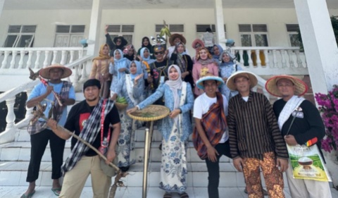 Pegawai Sekretariat DPRD Lamsel Meriahkan Pawai Budaya Lamsel Fest 2025 dengan Yel-Yel Unik