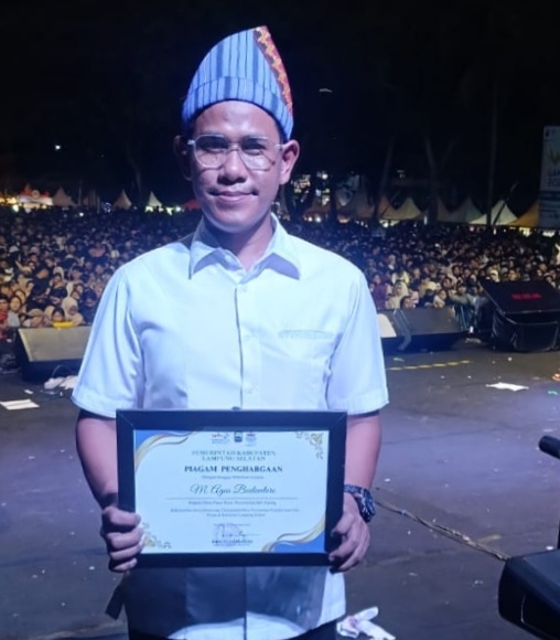 Pemerintah Kabupaten Lampung Selatan Berikan Penghargaan Kepada  Kades Fajar Baru Yang Telah Membawa Desa Fajar Baru Sebagai Desa Percontohan  Program Agroeduwisata