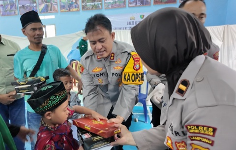 Polres Lamsel Hadir di Tanjung Bintang Gelar Sunatan Massal