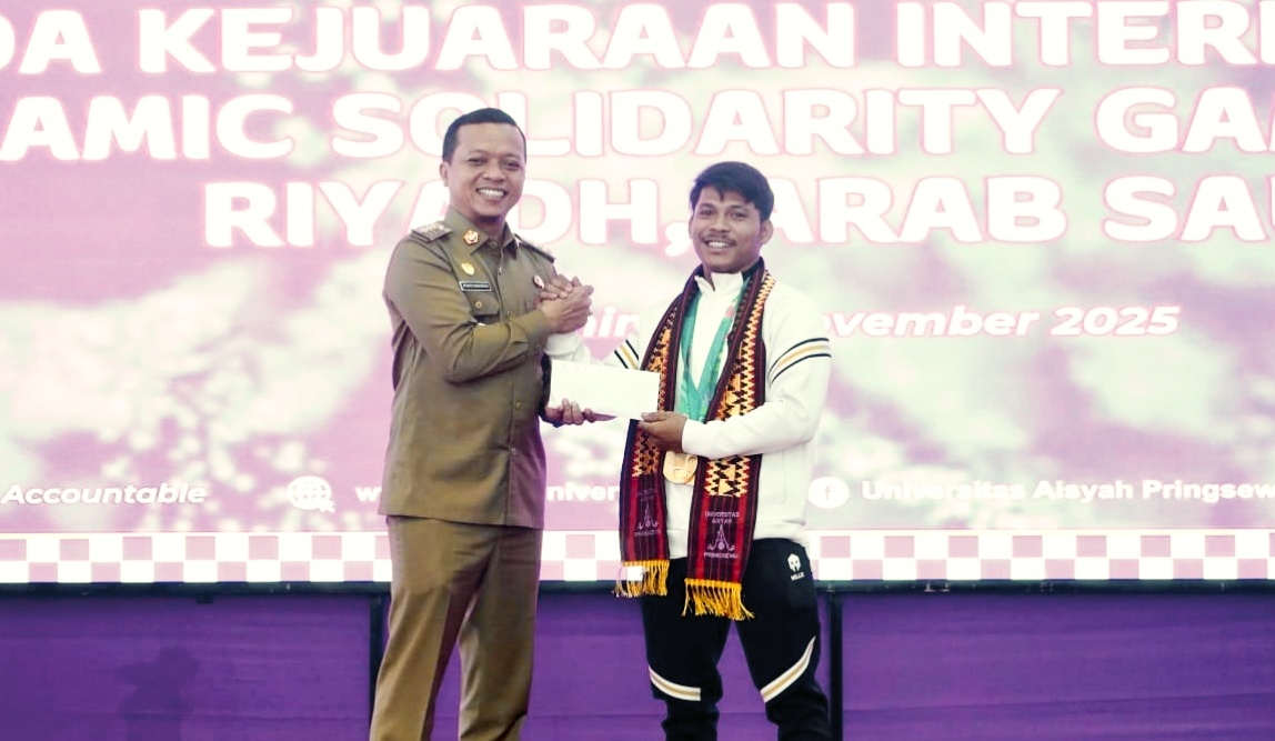 Mahasiswa Peraih 3 Emas di Cabor Angkat Besi Terima Penghargaan dari Bupati