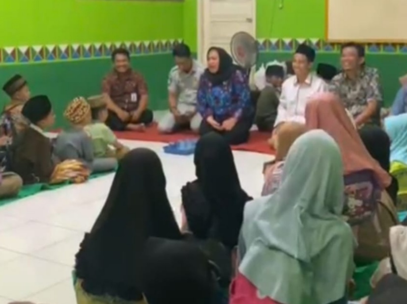 Gerakan Peduli Samsat Tanggamus Salurkan Al-Qur’an Dan Iqro Untuk Santri TPQ Nurul Falah