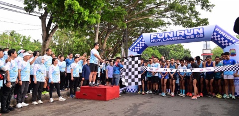 Bupati Egi Lepas Ribuan Peserta Fun Run Lamsel Fest 2025