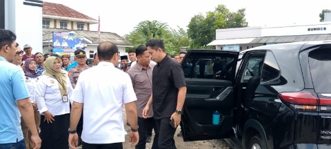 Bupati dan Wakil Bupati Tinjau Rumah Warga yang Disapu Angin di Dusun 03 Titiwangi