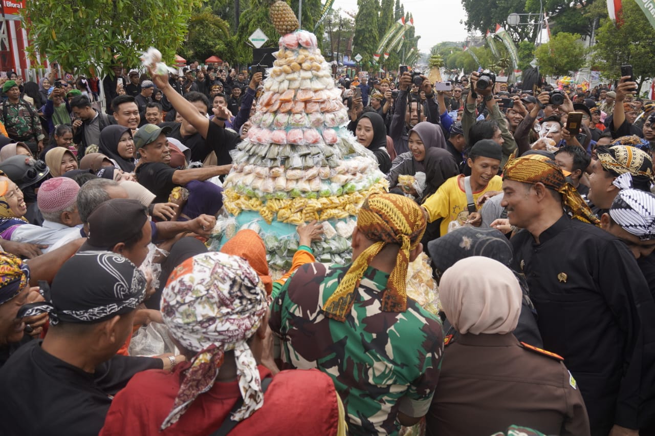 Grebeg Gunungan Wujud Syukur dan Pemersatu Peringati HUT Ke-276 Blora