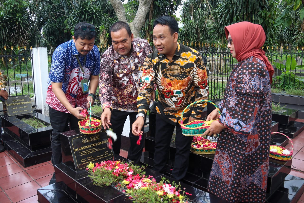 Bupati Blora dan Insan Pers Ziarah ke Makam Tirto Adhi Soerjo, Usulkan Nama Jalan dan Haul di Blora