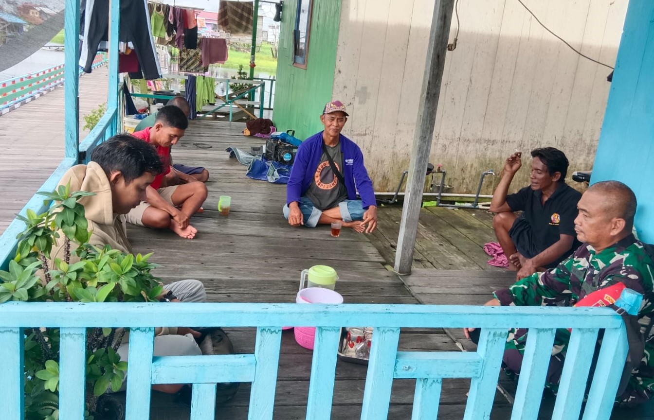 Bangun Keakraban Lewat Komsos, Babinsa Sambangi Warga Yang Ada Di Wilayah Binaan