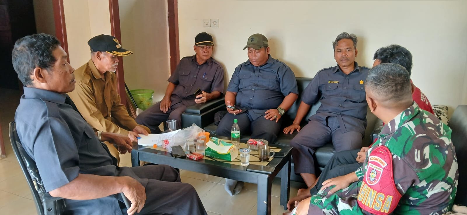 Perkuat Sinergi untuk Kemajuan Wilayah, Babinsa Lakukan Komsos Bersama Aparatur Desa